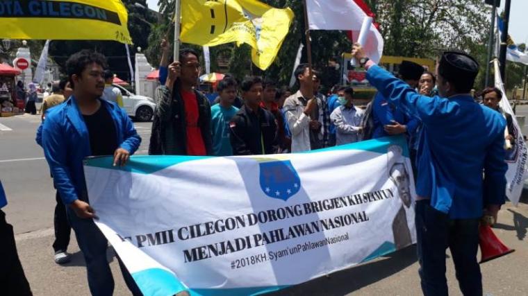Mahasiswa saat menggelar unjuk rasa di depan kantor DPRD Cilegon ,meminta memerintah tetapkan Brigjen KH Syam'un sebagai pahlawan nasional. (Foto: TitikNOL)
