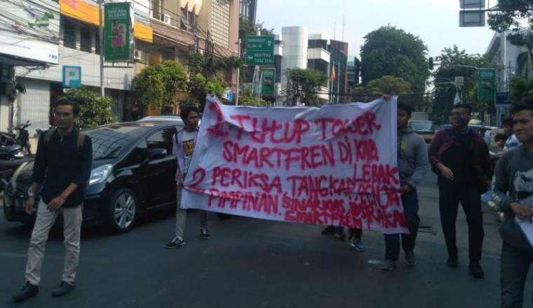 Massa Aliansi Pemuda Pengawal Tower (APPLE) demo kantor Smartfren di Jakarta. (Foto: TitikNOL)