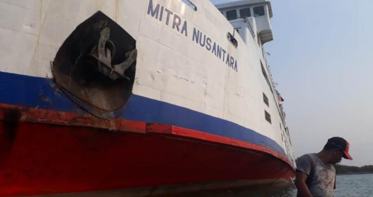 KMP Mitra Nusantara yang kandas di Perairan Merak. (Foto: TitikNOL)
