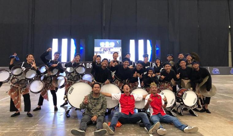 Anggota tim Gita Surosowan Banten Drum & Bugle Corps saat merayakan kemenangan usai menyabet sejumlah gelar pada kejuaraan BJB Indonesia Drum Corps Competition (IDCC) 2018 di Ice BSD, Tangerang Selatan. (Foto: TitikNOL)