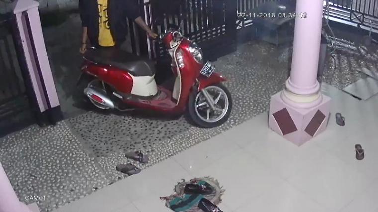 Aksi pencurian kendaraan sepeda motor yang terekam camera closed televisi atau CCTV. (Foto: TitikNOL)