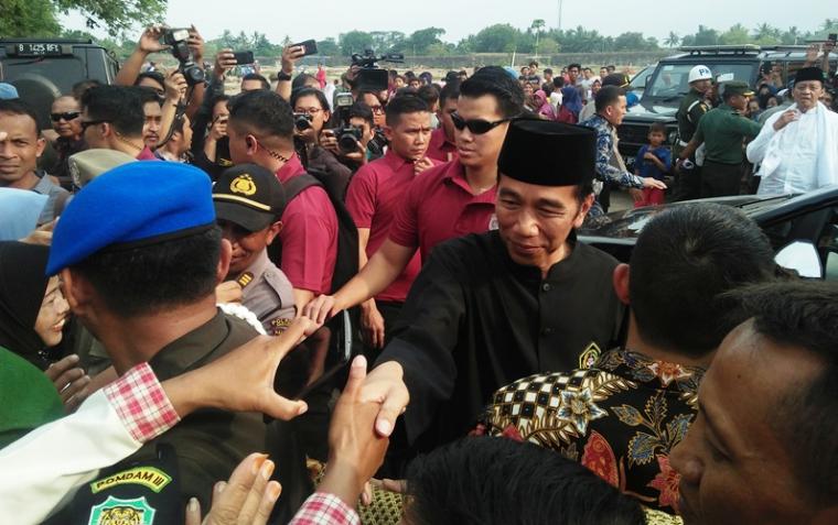 Presiden Joko Widodo saat menyapa masyarakat di kawasan Kesultanan Banten Lama, Kecamatan Kasemen, Kota Serang. (Foto: TitikNOL)