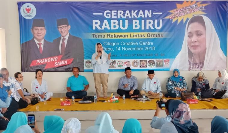 Titiek Soeharto saat memberikan sambutan dalam acara Gerakan RABU BIRU dan Temu Relawan Lintas Ormas Gerakan di Gedung Creative Centre Cilegon. (Foto: TitikNOL)