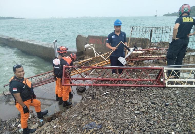 Petugas Pos SAR ASDP dan Basarnas melakukan evakuasi alat pemantau cuaca milik BMKG yang roboh di Pelabuhan Merak. (Foto: TitikNOL)