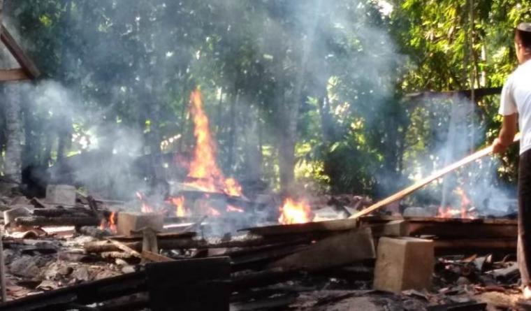 Ponpes Salafiyah Al Fituhad di Desa Parungsari, Kecamatan Sajira, Kabupaten Lebak ludes terbakar. (Foto: TitikNOL)