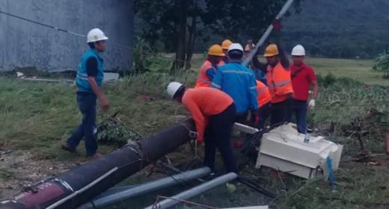 Petugas PLN Persero Unit Induk Distribusi (UID) Banten tengah melakukan perbaikan disalah satu gardu terdampak tsunami Selat Sunda. (Foto: TitikNOL)