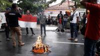 Aksi unjukrasa solidaritas untuk membebaskan 14 demonstran yang ditetapkan tersangka oleh Polda Banten. (Foto: TitikNOL)