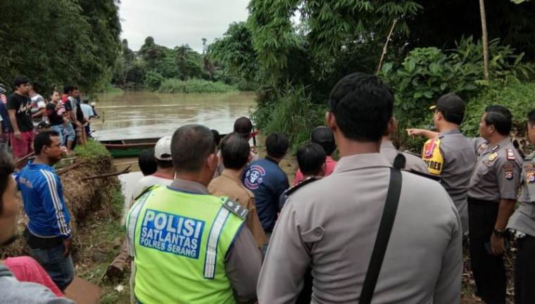 Lokasi Laka air tepat penyebrangan antara kampung Turun Bales, Kecamatan Cikeusal dengan kampung Saninten, Kecamatan Bandung, Kabupaten Serang. (Foto: TitikNOL)