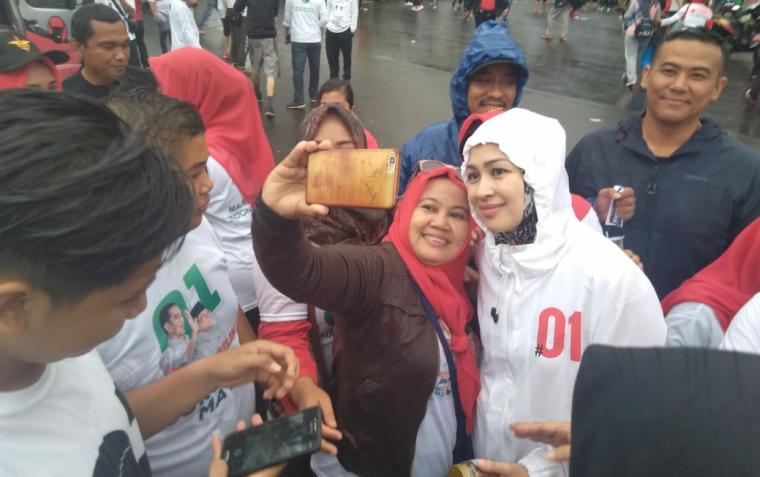 Hadiri Jalan Sehat Pendukung Jokowi-Ma'ruf, Airin Diserbu Selfi Mania. (Foto: TitikNOL)