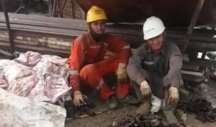 TKA asal Tiongkok pekerja kasar (mungut besi baut) di lokasi proyek pembangunan pabrik semen PT. Cemindo Gemilang tahap II di Kecamatan Bayah. (Foto: TitikNOL)
