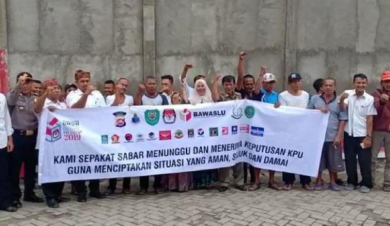 Deklarasi damai sejumlah Masyarakat Kelurahan Cijoro Lebak Kecamatan Rangkasbitung Kabupaten Lebak. (Foto: TitikNOL)