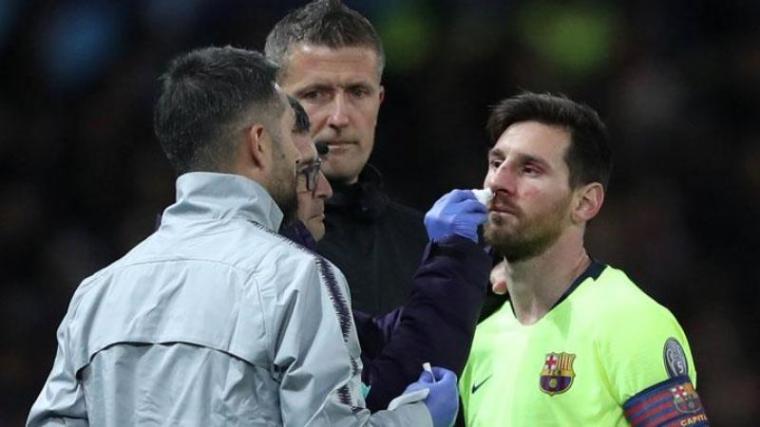 Lionel Messi mendapatkan perawatan dari tim medis. (Dok: Tempo)