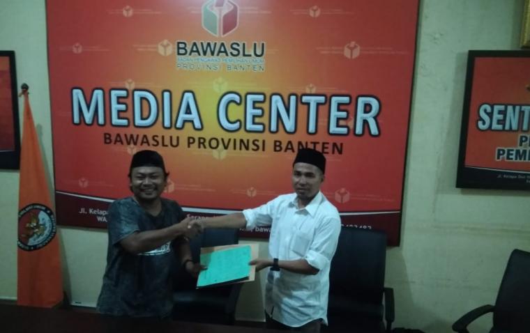 Usep Saepudin saat melayangkan gugatan soal marak politik uang ke Bawaslu Banten. (Foto: TitikNOL)