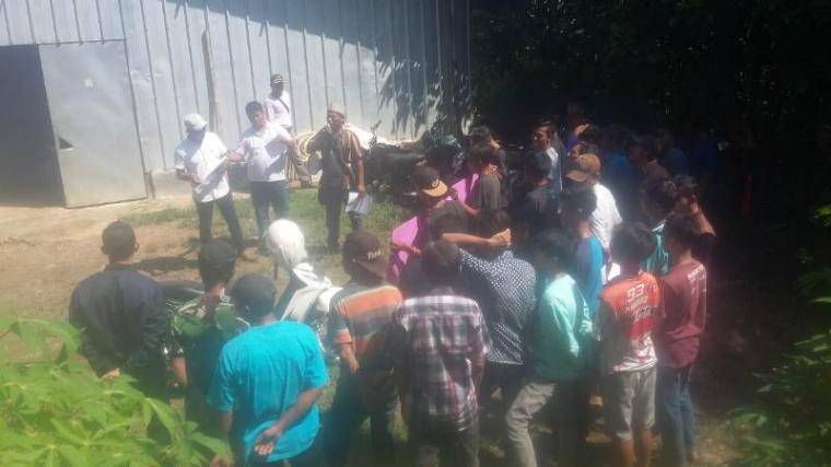 Aksi unjukrasa warga Desa Paja Kecamatan Sajira Kabupaten Lebak di lokasi kandang ayam potong. (Foto: TitikNOL)
