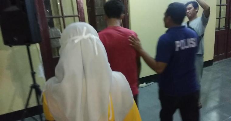 Pasangan mesum saat diamankan anggota Polres Serang Kota di salah satu hotel di Kota Serang. (Foto: TitikNOL)