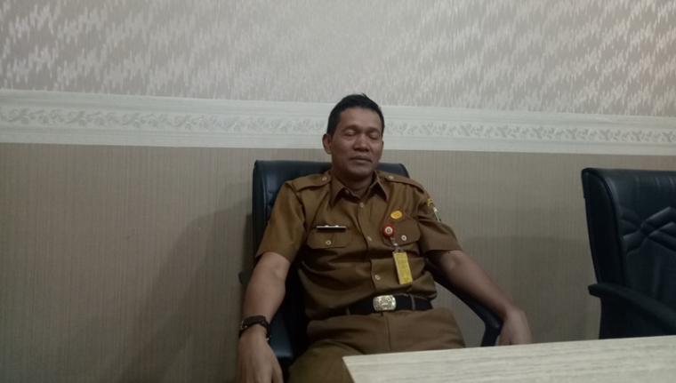 Kepala badan kepegawaian daerah (BKD) Banten Komarudin di ruang rapat. (Foto: TitikNOL)