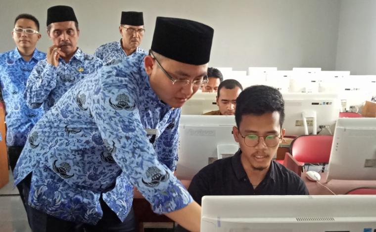Wakil Gubernur Banten Andika Hazrumy saat pantau Penerimaan Peserta Didik Baru (PPDB) di SMAN 1 Serang. (Dok: TitikNOL)