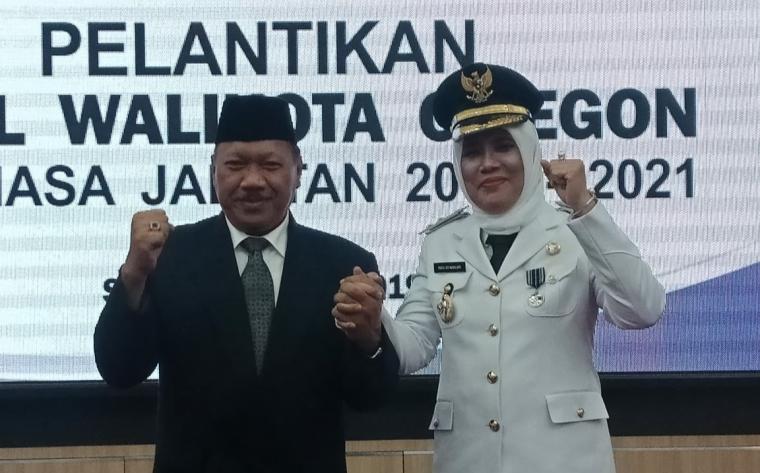 Walikota Cilegon, Edi Ariadi dan Wakil Walikota Cilegon, Ratu Ati Marliati foto satu komando di Pendopo Gubernur Banten. (Foto: TitikNOL)