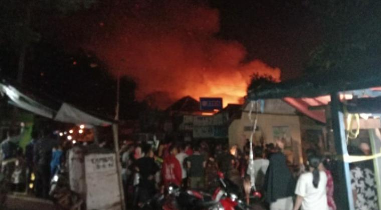 Kebakaran yang terjadi di Kampung Walangsari, Desa Malingping Utara, Kecamatan Malingping, Kabupaten Lebak. (Foto: TitikNOL)