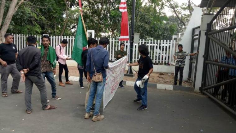 Aksi unjuk rasa Sejumlah mahasiswa yang tergabung dalam organisasi Keluarga Mahasiswa Lebak (Kumala) di depan gedung DPRD Provinsi Banten di Curug, Kota Serang, Kamis (22/8/2019).