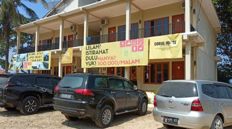 Penginapan Coral Guest House yang berlokasi di Jalan Nasional III Kampung Cibayawak, Desa Darmasari, Kecamatan Bayah, Kabupaten Lebak. (Foto: TitikNOL)