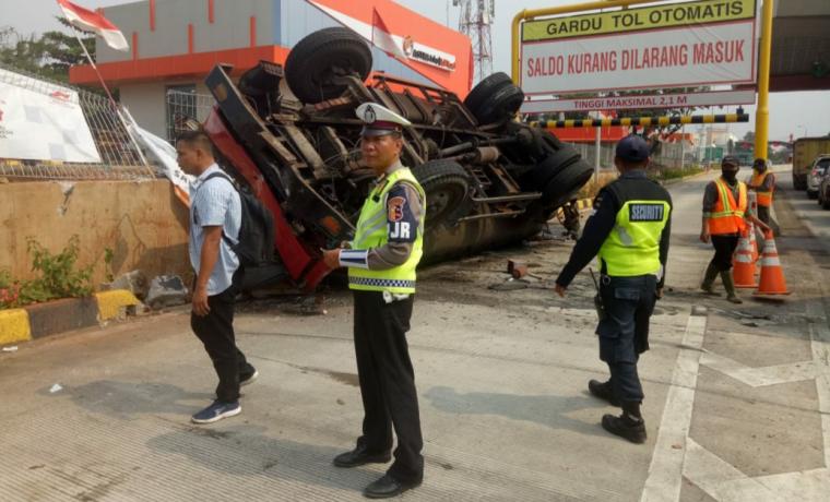 Kendaraan truk tanki L 9191 UV terguling di gerbang Serang Timur Tol Tangerang - Merak. (Foto: TitikNOL)