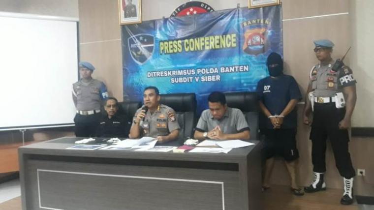 Press Conference penipuan online yang mengaku sebagai petugas Kepolisian. (Foto: TitikNOL)