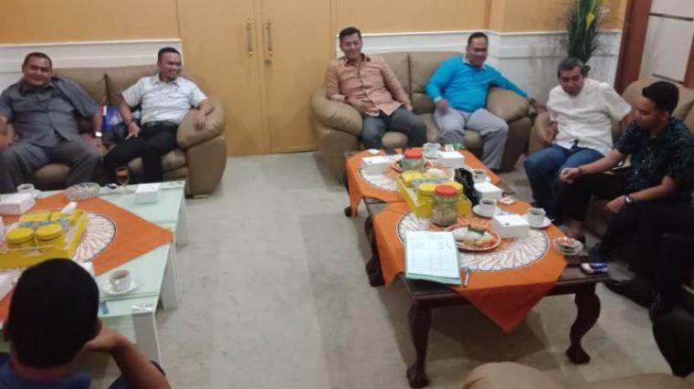 Rapat pembentukan fraksi di ruangan Ketua DPRD Kota Cilegon sementara , Endang Efendi. (Foto: TitikNOL)