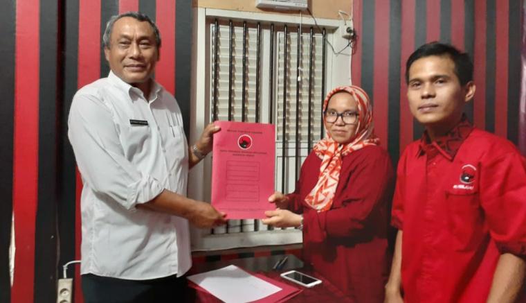Pengambilan formulir pendaftaran Bakal Calon (Balon) Bupati melalui Partai Demokrasi Indonesia Perjuangan (PDIP). (Foto: TitikNOL)