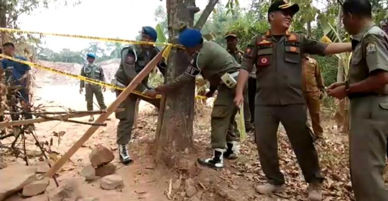 Satuan Polisi Pamong Praja (Satpol-PP) Kota Serang saat menutup paksa aktivitas penambangan batu di Kelurahan Pancur dan penambangan tanah di Kelurahan Kuranji, Kecamatan Taktakan. (Foto: TitikNOL)