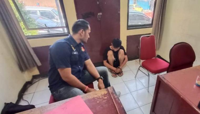 Pelaku pencuri kotak kejujuran di SD Negeri 2 Kota Serang, di Jalan Ki Masjong No 1, Kota Baru, Kecamatan Serang, Kota Serang saat diamankan di kantor polisi. (Foto: TitikNOL)