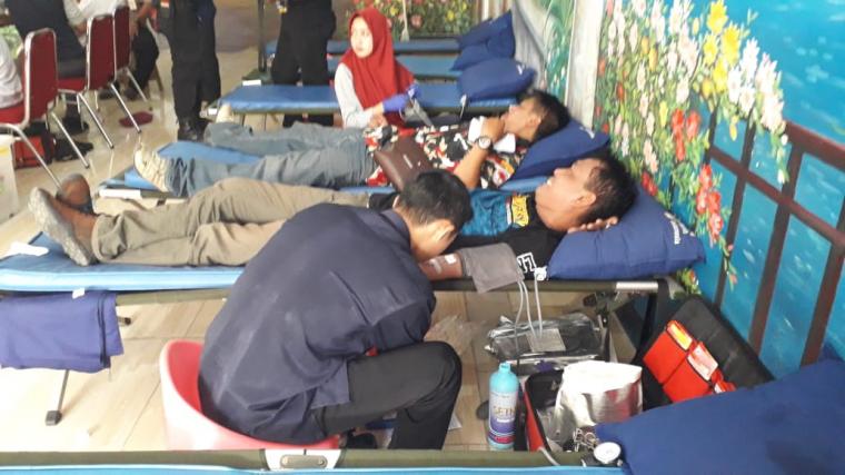 Suasana donor darah dalam rangka peringati milad kedua ormas Laskae Merah Putih Indonesia (LMPI) yang di gelar di lokasi wisata keluarga kolam renang waterboom bina insan mandiri (BIM). (Foto: TitikNOL)
