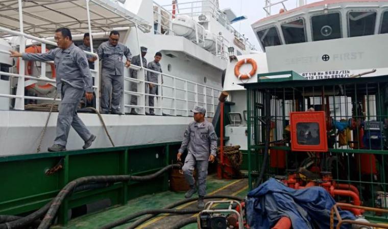 Direktur Operasi Laut Bakamla RI Laksamana Pertama Bakamla NS Embun saat meninjau kapal SPOB 99 yang memuat BBM ilegal (Dok: TitikNOL).