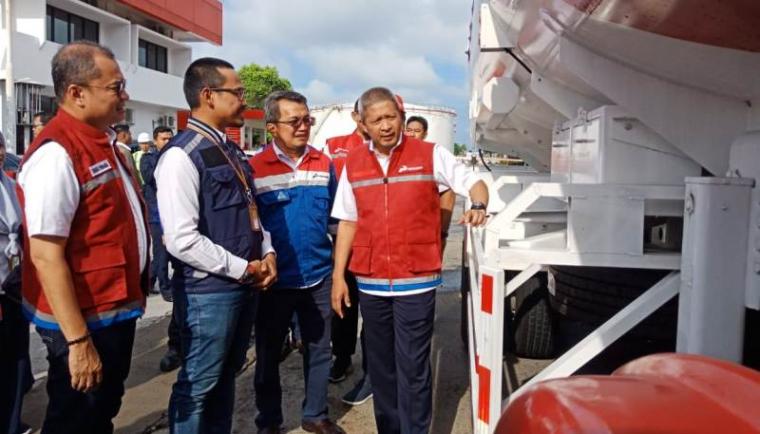 Komisaris PT Pertaminan, Condro Kirono saat mengunjungi Terminal BBM Tanjung Gerem. (Foto: TitikNOL)