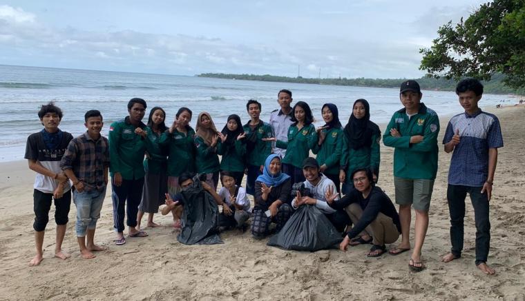 Aksi pungut sampah sejumlah mahasiswa dari berbagai universitas untuk peringati satu tahun tragedi tsunami. (Foto: TitikNOL)