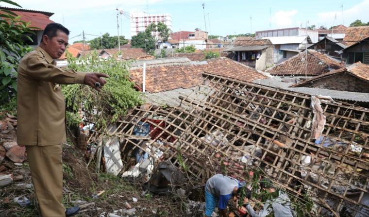 Wali kota Serang Syafrudin saat meninjau lokasi ambrolnya tembok pagar Sekolah SMPN 4 Kota Serang. (Foto: TitikNOL)