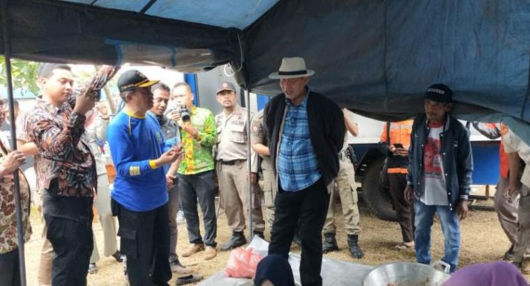 Gubernur Banten Wahidin Halim saat kunjungi korban banjir bandang di Kabupaten Lebak. (Foto: TitikNOL)