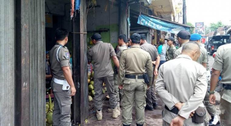 Satuan Polisi Pamong Praja (Satpol-PP) Kota Serang saat melakukan penertiban pedagang kelapa di Pasar Lama Serang. (Foto: TitikNOL)