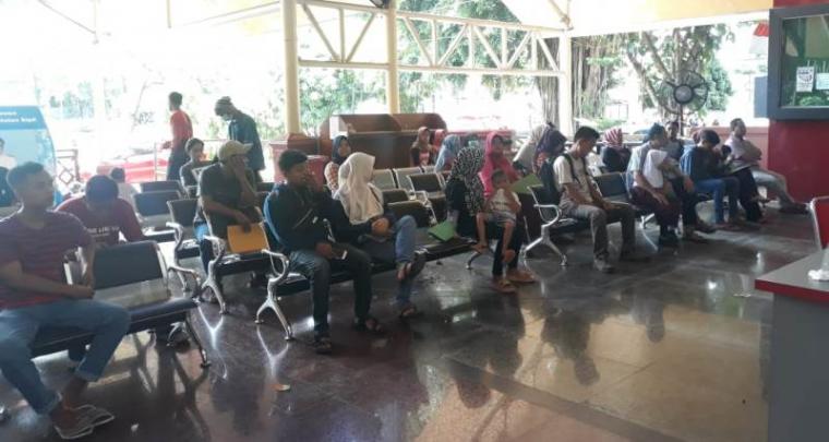 Sejumlah warga Kota Serang saat antre untuk mendapatkan blanko Kartu Tanda Penduduk Elektronik (E-KTP). (Foto: TitikNOL)
