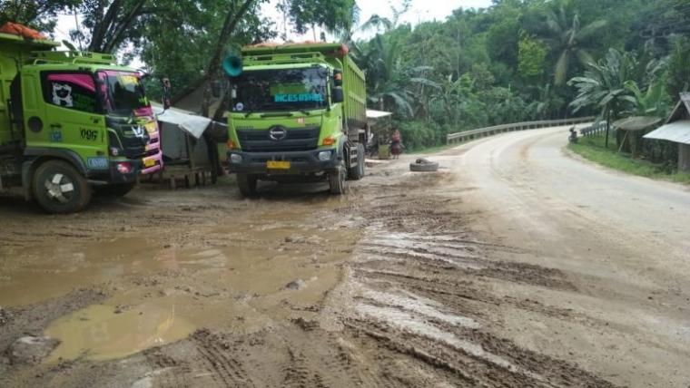 Tampak jalur jalan provinsi di Banjarsari dipenuhi berserakannya ceceran pasir basah dari truk angkutan tambang setempat. Ini sangat membahayakan pengguna jalan. (Foto: TitikNOL)