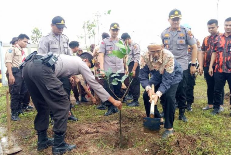 Polres Serang berserta jajaran saat melakukan penanaman pohon di Mapolres Serang, Jumat (10/1/2020).