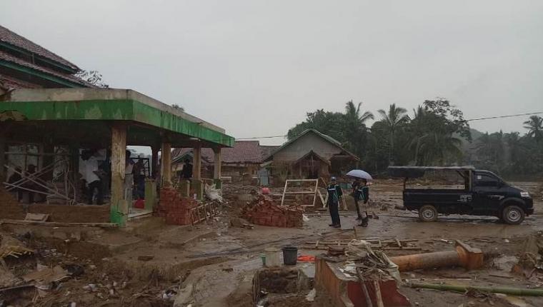 Penyaluran bantuan kepada korban banjir bandang dan tanah longsor di Kabupaten Lebak dan Kabupaten Serang. (Foto: TitikNOL)