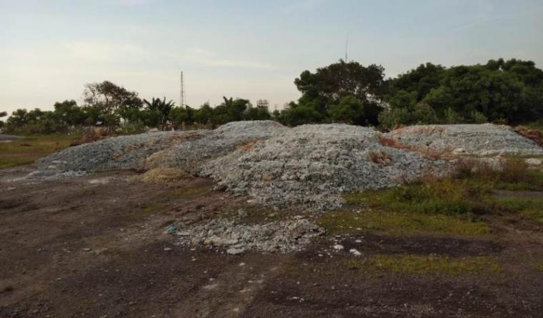 Tumpukan limbah yang dibuang ke lahan kosong di Kawasan Industri KIEC. (Foto: TitikNOL)