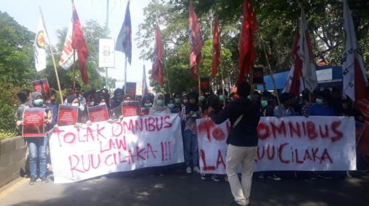 Aksi unjukrasa Puluhan mahasiswa yang tergabung dalam Persatuan Mahasiswa Banten di jalan Jendral Soedirman, Rabu (12/02/2020). (Foto: TitikNOL)