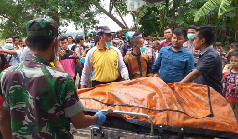 Evakuasi mayat yang di temukan warga kampung Ranjeng Desa Sangiang, Kecamatan Pamarayan, Kabupaten Serang mengambang di sungai Ciujung. (Foto: TitikNOL)