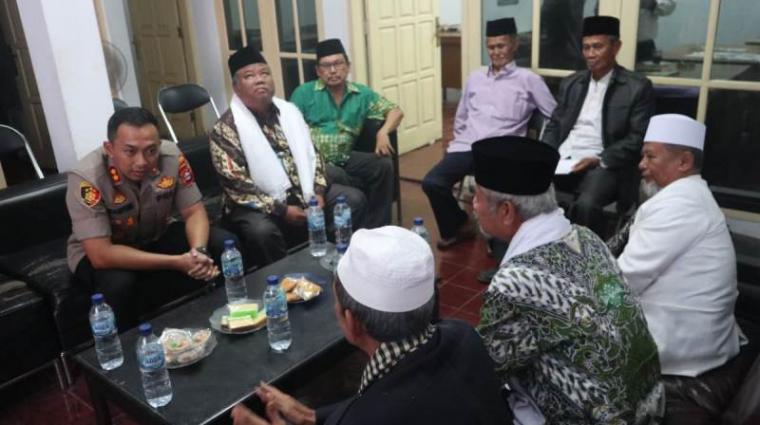 Kapolres Serang AKBP Mariyono saat temui Ketua Majelis Ulama Indonesia (MUI) Kabupaten Serang serta sejumlah tokoh agama lainnya yang tergabung dalam Forum Komunikasi Umat Beragama (FKUB) Kabupaten Serang, Senin (24/2/2020). (Foto: TitikNOL)