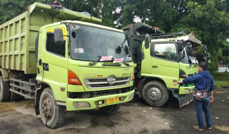 Dua truk pengangkut limbah di kawasan KIEC diamankan Polres Cilegon. (Foto: TitikNOL)