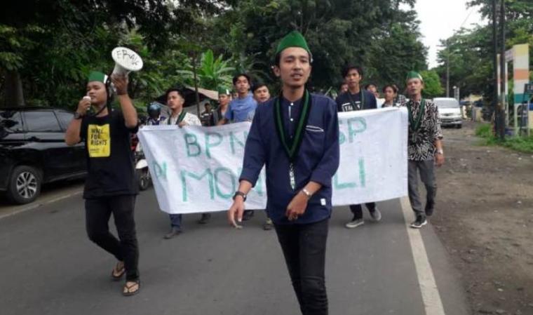 Mahasiswa long march menuju kantor Dinsos Lebak menyoal Program BPNT/BSP Sembako yang dinilai bermasalah. (Foto: TitikNOL)