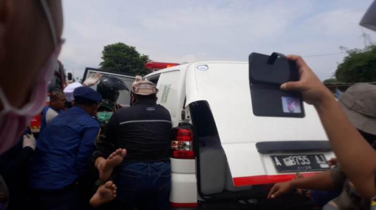 Anggota TNI saat dimasukan ke ambulance untuk mendapat perawatan secara intensif oleh tim medis. (Foto: TitikNOL)