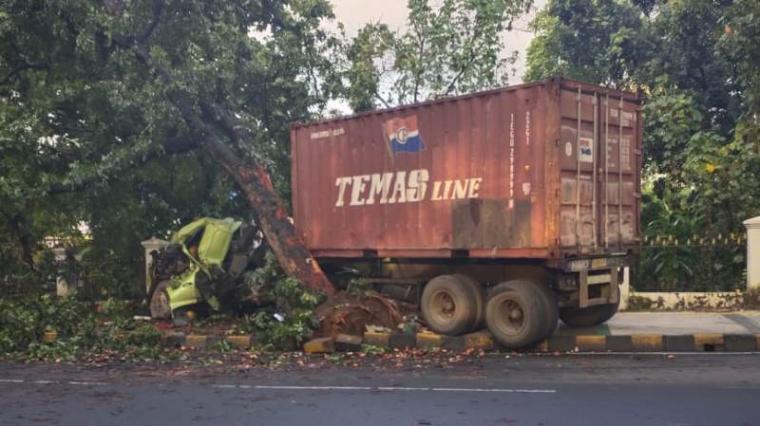 Truk kontainer nabrak pohon belakang Pemkot Cilegon. (Foto: TitikNOL)